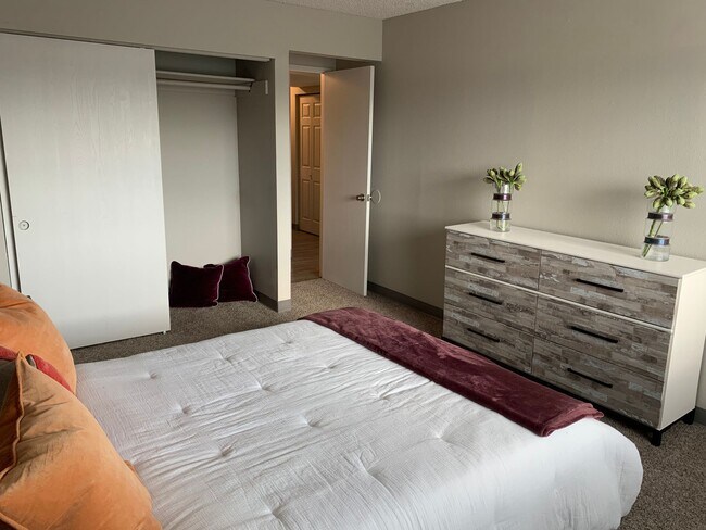 Building Photo - Spacious Apartment