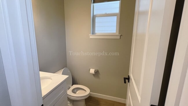 Building Photo - Modern 3-Bedroom Home!