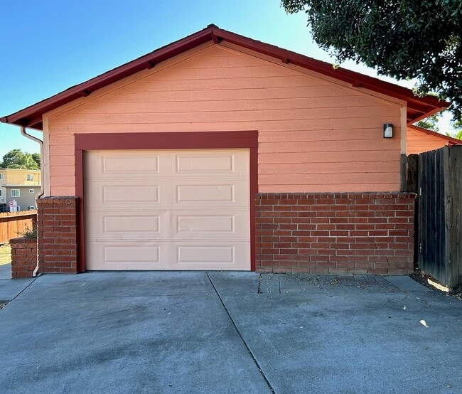 Building Photo - 2230 Redwood St