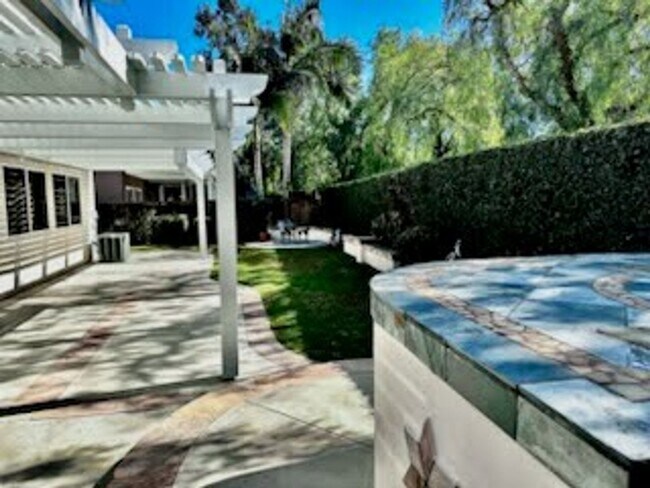 Building Photo - RARE 5 BEDROOMS in the BRIARWOOD Neighborh...