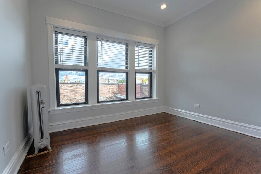 Building Photo - 4707 N Albany Ave