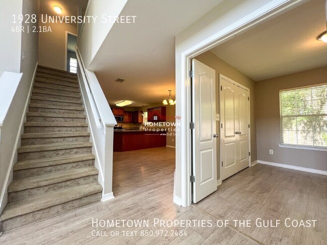 Building Photo - Centrally Located Spacious 4-Bed Home