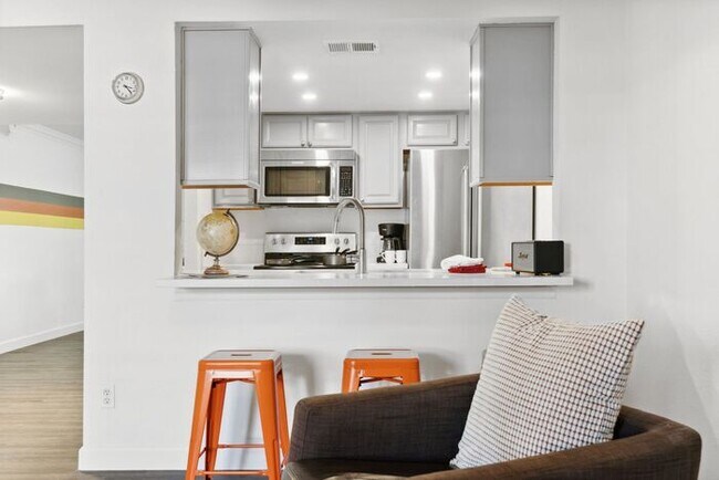 Building Photo - Furnished Optional 3 bed 2 bath Townhome
