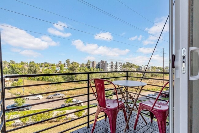 Building Photo - Stunning 3-bedroom, 4-bathroom townhouse!