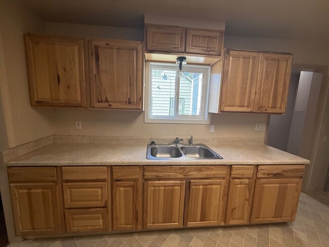 Building Photo - 2 Bed 1 Bath House