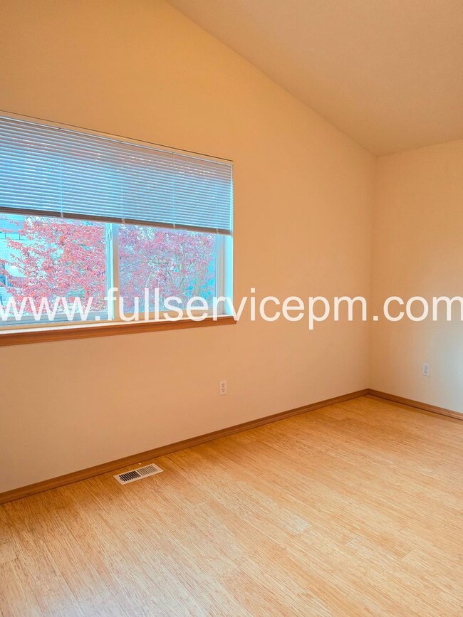 Building Photo - Private Drive Townhome Near Stone Ave N | 3 Bed, 2 Bath, 2-Car Garage, Deck + Fenced Yard