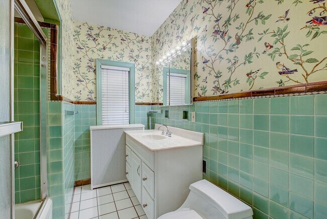 Building Photo - 2225 E Woodstock Pl