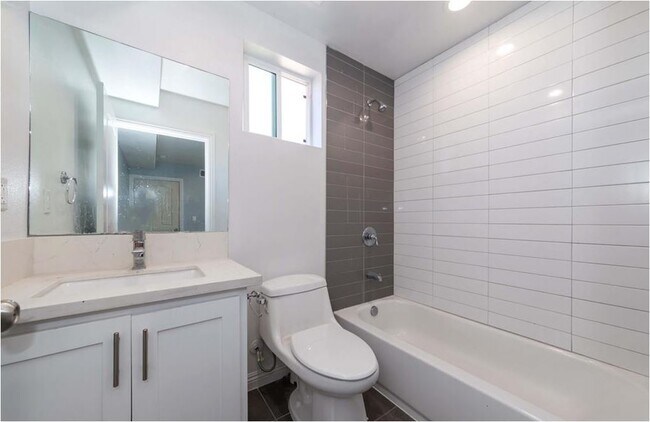 Building Photo - 211 W 43rd St