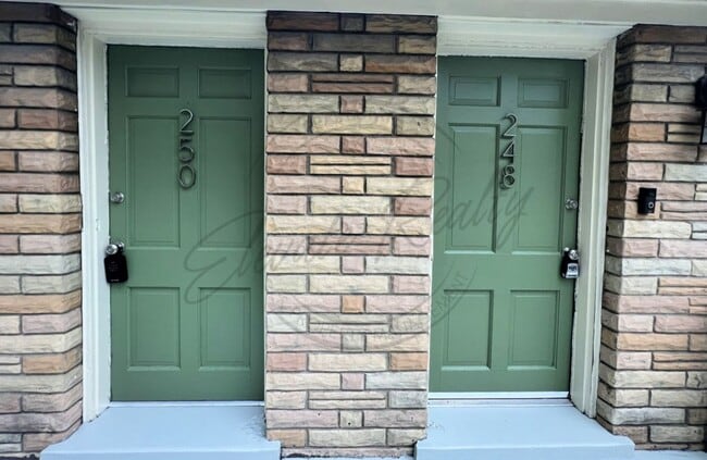 Building Photo - Two Bedroom Ranch Style Apartment Near BNA on Special!