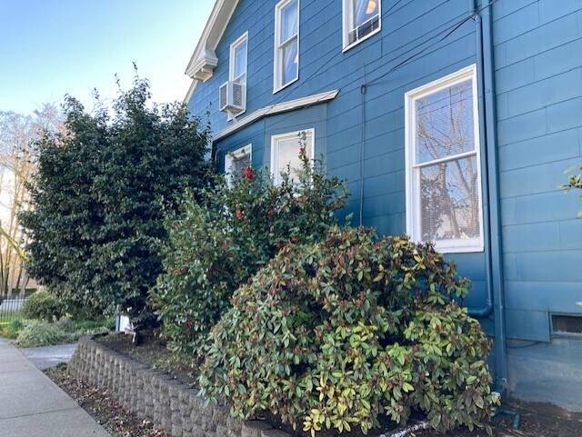 Building Photo - 702 6th Ave