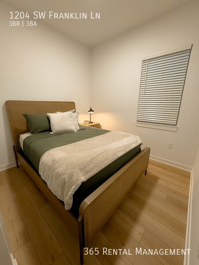 Building Photo - 1204 SW Franklin Dr