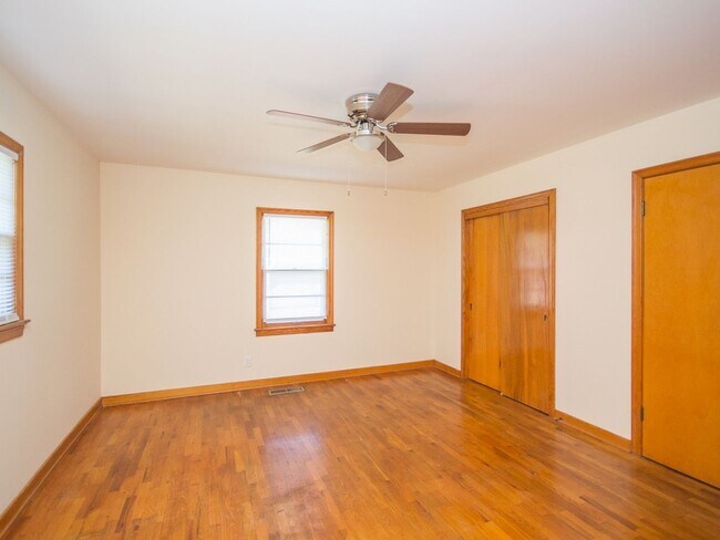 Building Photo - 707 Hine St N