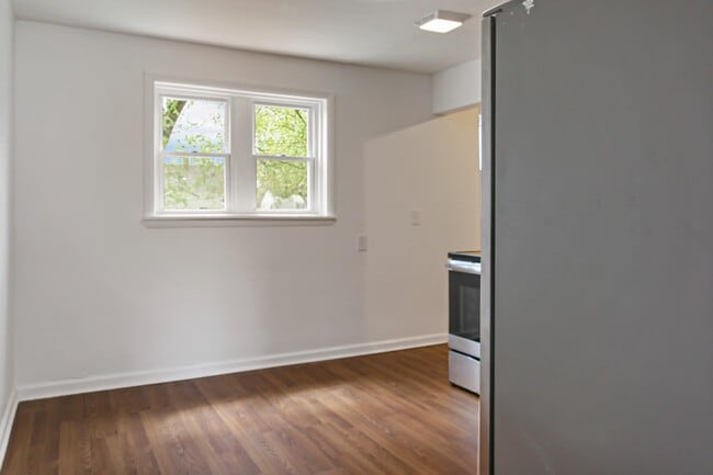 Building Photo - 301 Sheridan Dr