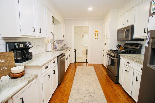 Building Photo - Stunning 3 Bedroom, 2 Bathroom in West Col...