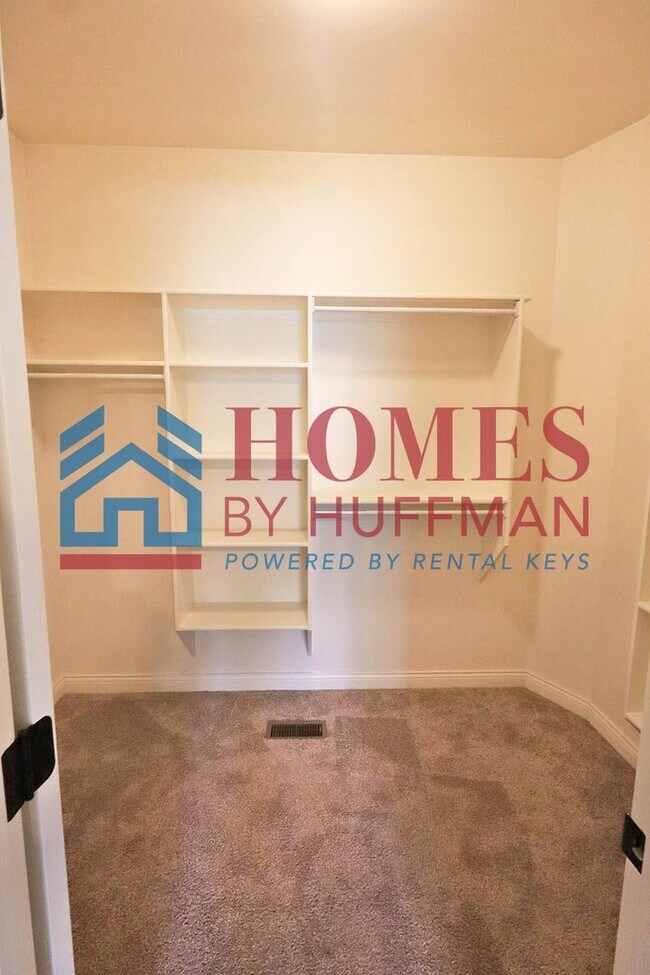Building Photo - Three Bedroom | Two Bathroom | Newburgh