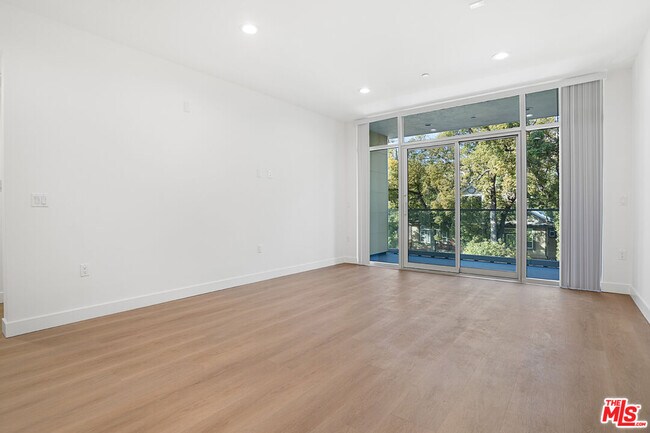 Building Photo - 164 Chestnut St