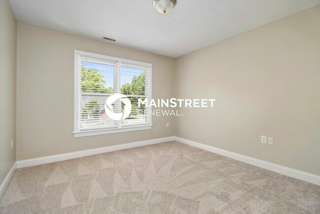 Building Photo - 5 Bedroom Pet-Friendly Home in Charlotte, NC with Main Street Renewal