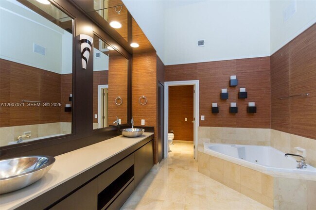 Building Photo - 888 Brickell Key Dr