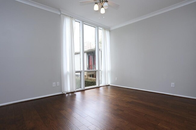Building Photo - 5236 Memorial Dr