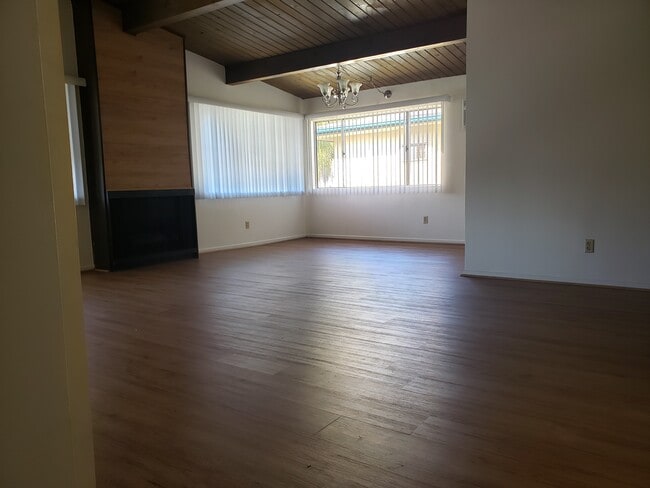 Building Photo - 250 S El Molino Ave