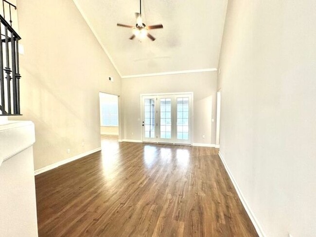 Building Photo - Available Now! Large 5BR 4 bath Executive Home in a great neighborhood!