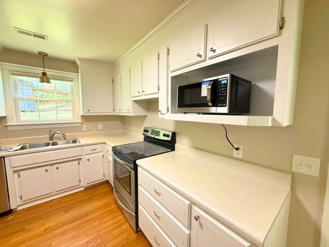 Building Photo - 37 Carriage Dr