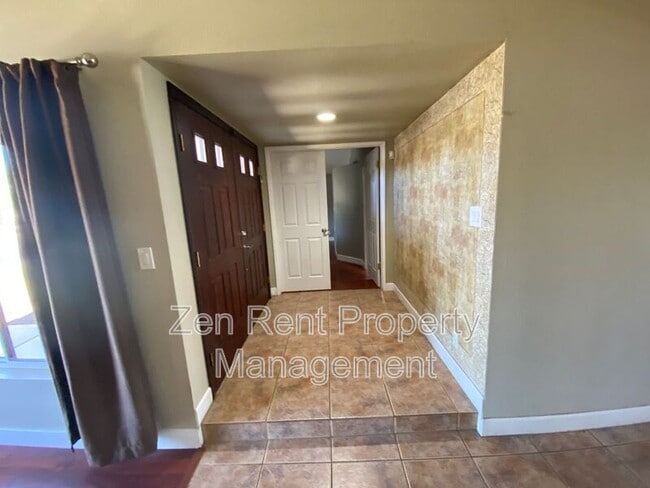 Building Photo - 815 W Juanita Cir