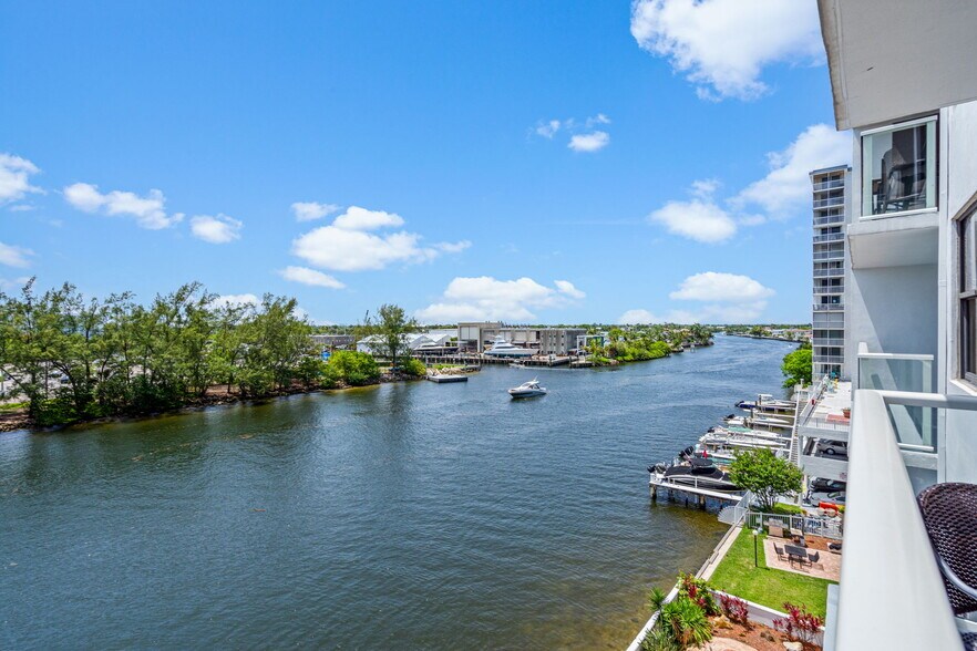Building Photo - 1401 N Riverside Dr