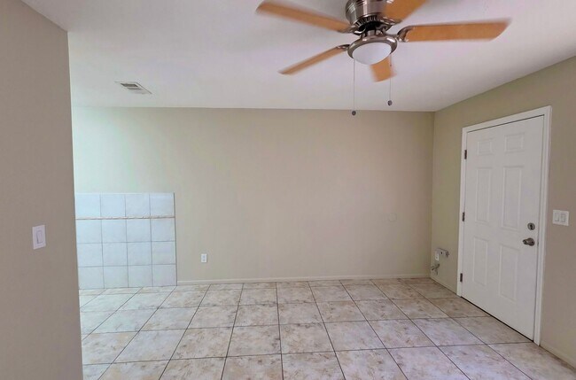Building Photo - 2/1 Home in suberb location, pet friendly!