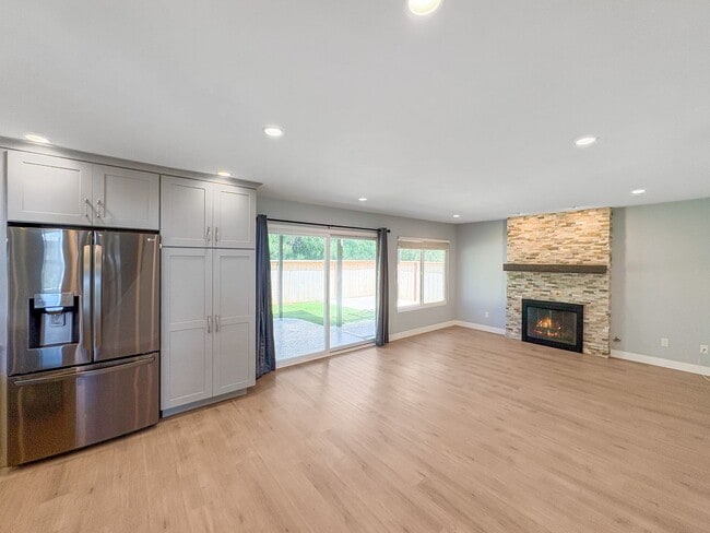 Building Photo - Beautifully updated 4-bed, 3-bath, two-sto...