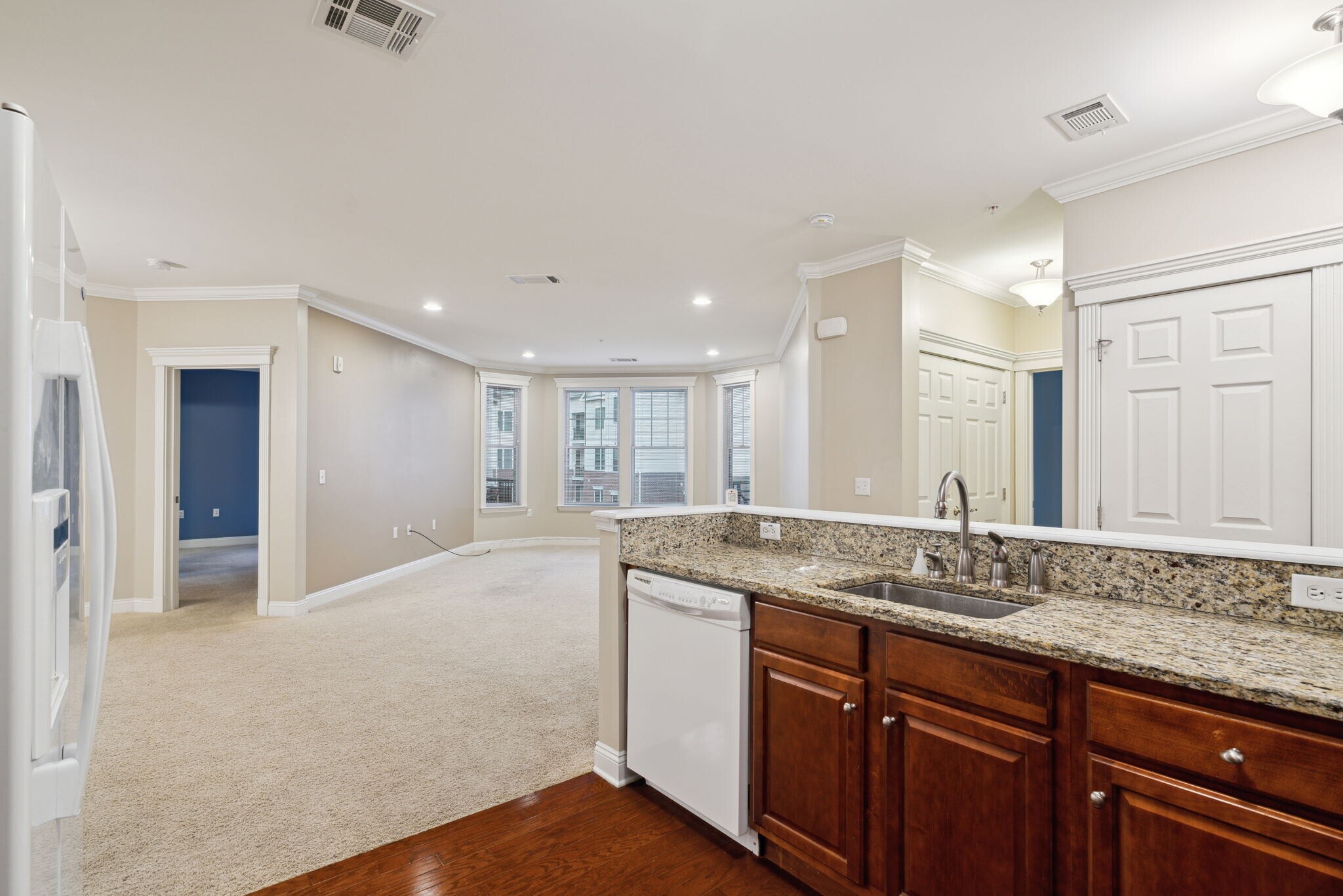 Building Photo - 300 W Elm St