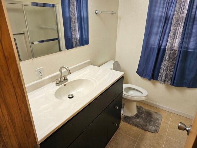 Building Photo - 2415 S Poplar Dr