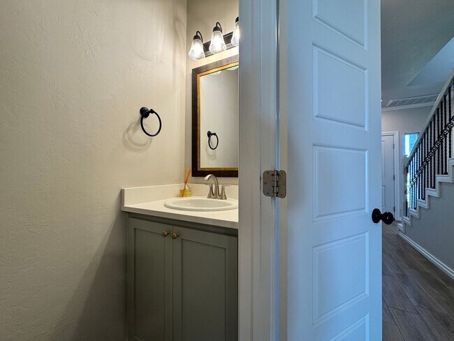 Building Photo - Spacious 3-Bedroom Home with Designer Kitc...