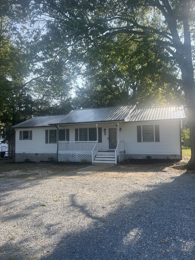 **MOVE-IN SPECIAL** $500 Off of 1st Month's Rent Charming 3-Bed, 2-Bath Home in Prime Spotsylvan... - **MOVE-IN SPECIAL** $500 Off of 1st Month's Rent  Charming 3-Bed, 2-Bath Home in Prime Spotsylvan...