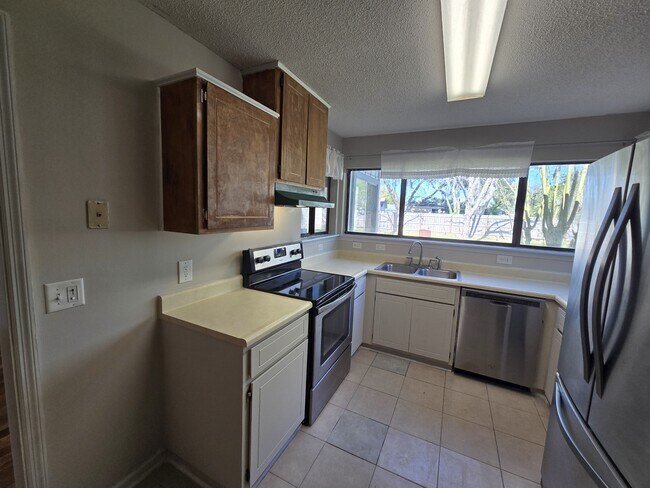 Building Photo - 425 Sunnyside Dr