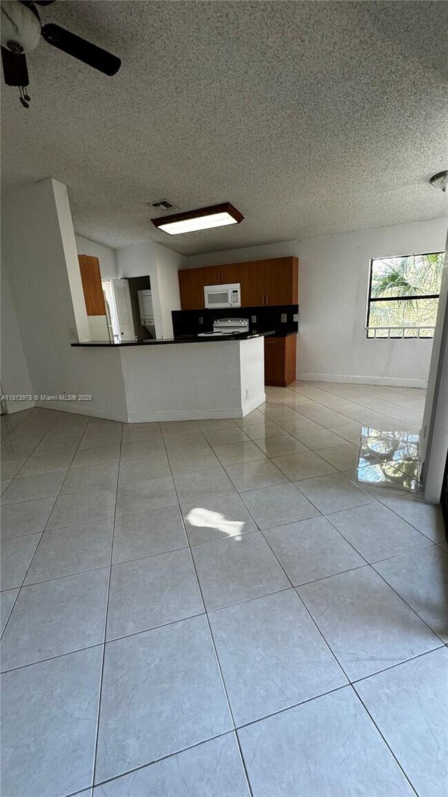 Building Photo - 9999 Summerbreeze Dr