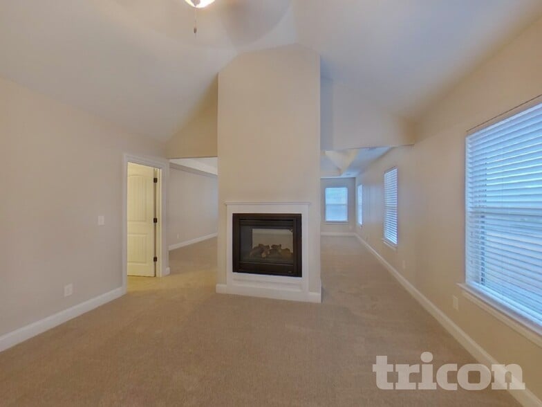 Building Photo - 910 Southfork Dr