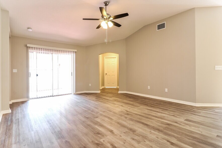 Building Photo - 3304 Pin Oak Ln