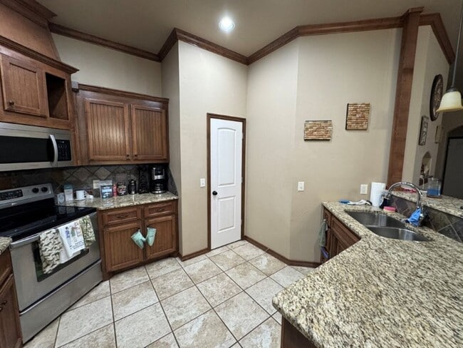 Building Photo - 3 bed, 2 bath, 2 car storm shelter in Yuko...