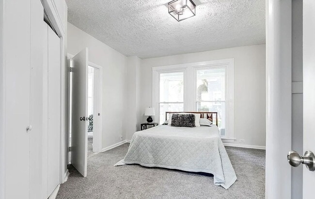 Building Photo - 9 S Fern Ave