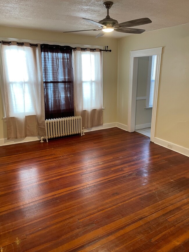 Livingroom - 581 Beechwood Ave