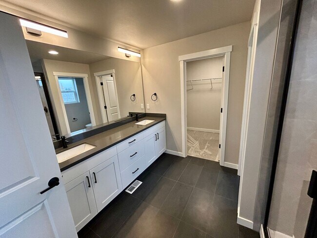 Building Photo - Stunning BRAND NEW 3 bed 2.5 bath home in ...