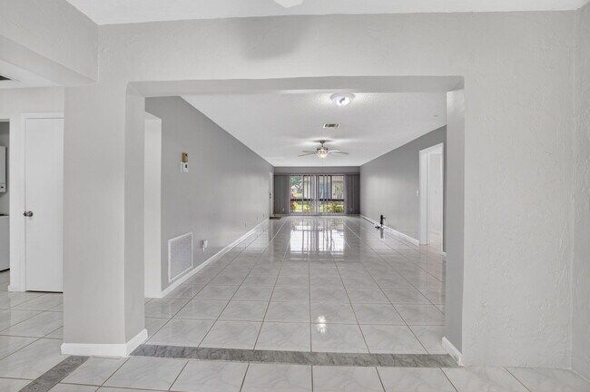 Building Photo - 4944 Equestrian Cir