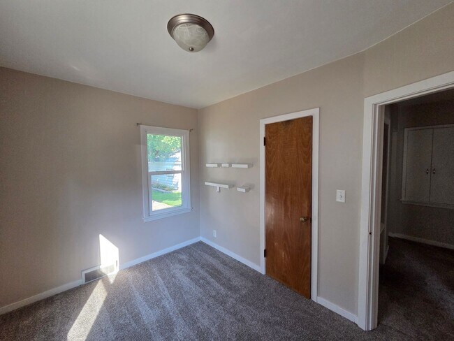 Building Photo - 3 Bedroom Cedar Falls House