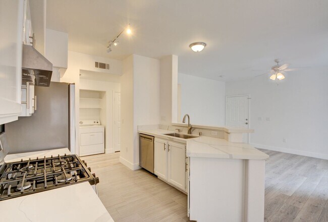 Building Photo - UPGRADED 2 BEDROOM CONDO!