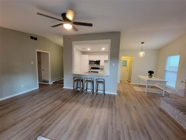 Building Photo - 412 Malden Dr