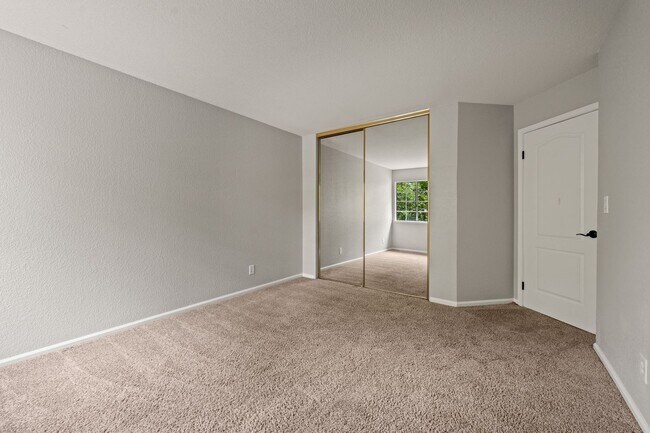 Building Photo - Luxury 4-Bedroom Home with Designer Upgrad...