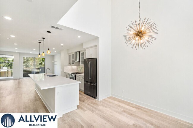 Building Photo - Gorgeous 4 Story Townhome Available in the Highly Desired 17 West Community!