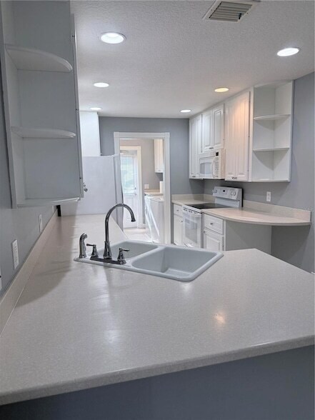 Building Photo - 1650 Napoli Dr W