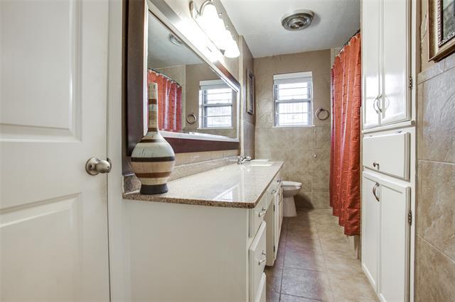 Building Photo - 2906 Sharpview Ln